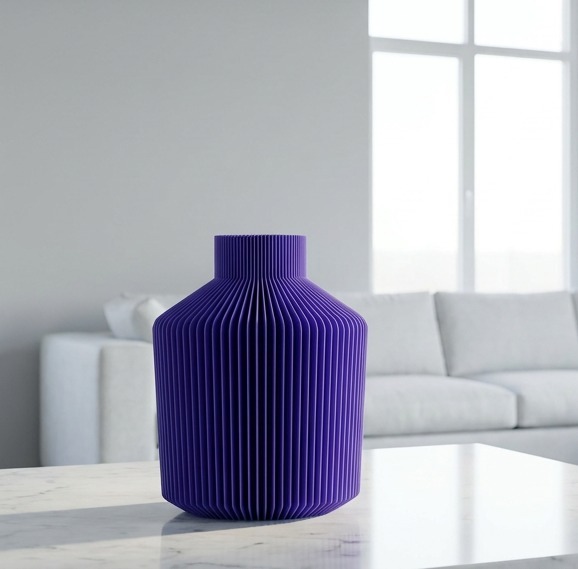 Vaso LUMA Basso viola su tavolo in marmo in un living luminoso