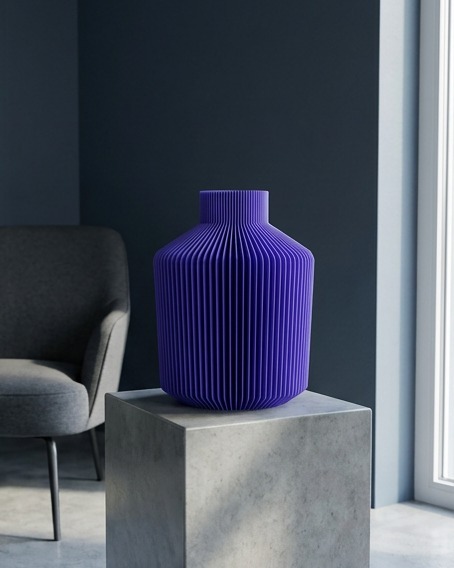Vaso LUMA Basso viola su piedistallo in cemento davanti a una parete blu notte