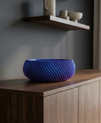 Centrotavola VANO red purple su credenza in noce sotto una mensola Centrotavola VANO red purple su credenza in noce sotto una mensola